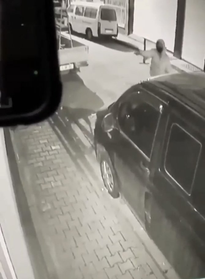 Kağıthane’de İş Yerine Silahlı Saldırı Kamerada