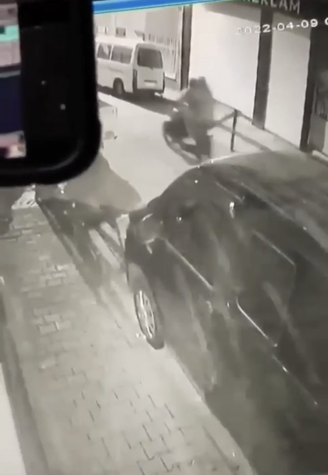 Kağıthane’de İş Yerine Silahlı Saldırı Kamerada