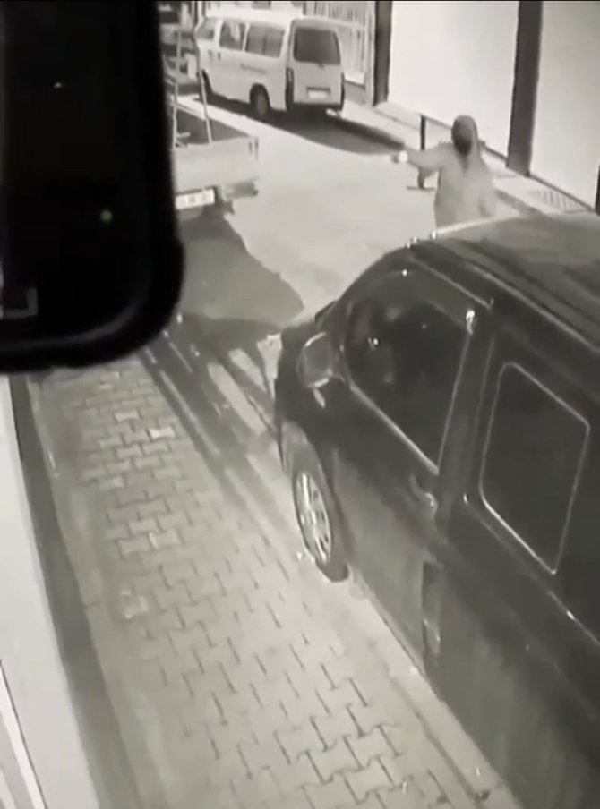 Kağıthane’de İş Yerine Silahlı Saldırı Kamerada