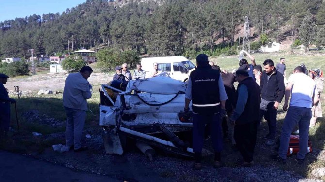 Tır, Otomobili Kağıt Gibi Ezdi: 1 Ölü, 3 Yaralı