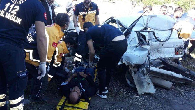 Tır, Otomobili Kağıt Gibi Ezdi: 1 Ölü, 3 Yaralı