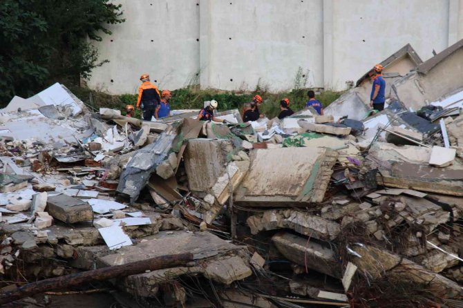 Bozkurt’taki Selde 17 Kişinin Öldüğü, 3 Kişinin Kaybolduğu Ölçer Apartmanının Müteahhidi Tahliye Edildi