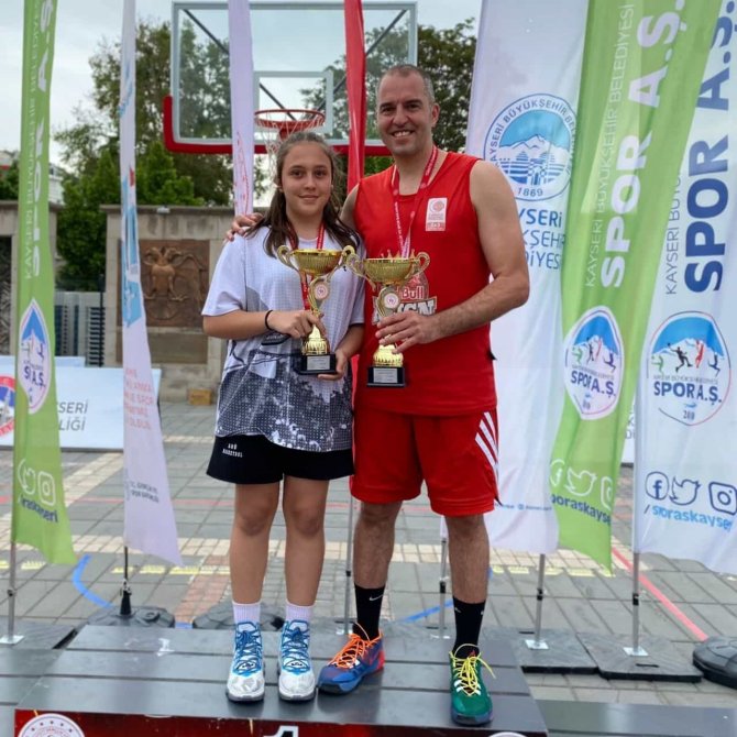 Basketbolda Kayserili Baba-kız Şampiyon Oldu