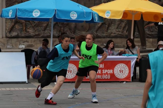 Basketbolda Kayserili Baba-kız Şampiyon Oldu