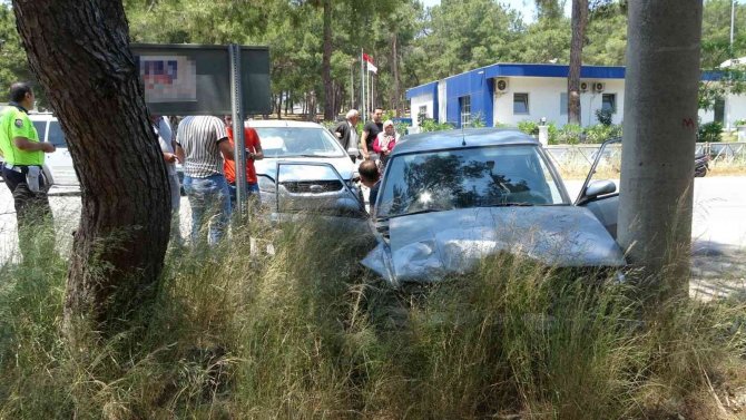 Hatalı Sollama Yaptığı Otomobille Önce Arabaya, Ardından Beton Direğe Çarptı