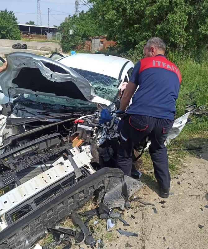 Keşan - Enez Karayolunda Trafik Kazası, Sürücü Araç İçinde Sıkıştı