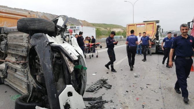 Pendik’te Sabiha Gökçen Bağlantı Yolunda 2 Araç Birbirine Girdi: 2 Yaralı