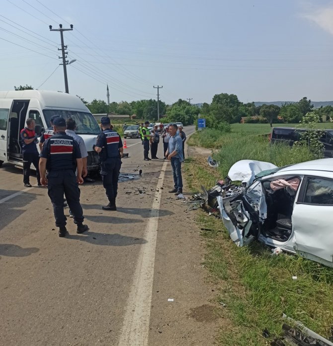Keşan - Enez Karayolunda Trafik Kazası, Sürücü Araç İçinde Sıkıştı