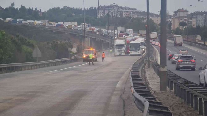 Yola Dökülen Mazot, Kilometrelerce Araç Kuyruğu Oluşturdu