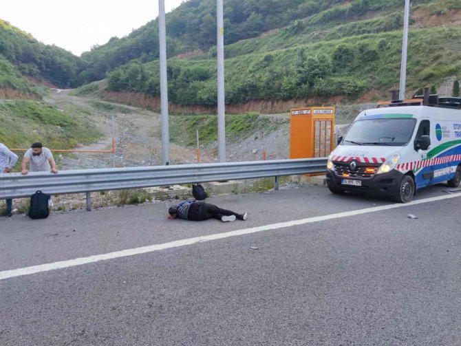 Otomobil, Römorklu Yol Bakım Aracına Çarpıp Takla Attı: 6 Yaralı