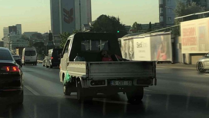 Maltepe’de Güneş Gözlüğünü Taktı, Kamyonet Kasasında Uyuyarak Yolculuk Yaptı