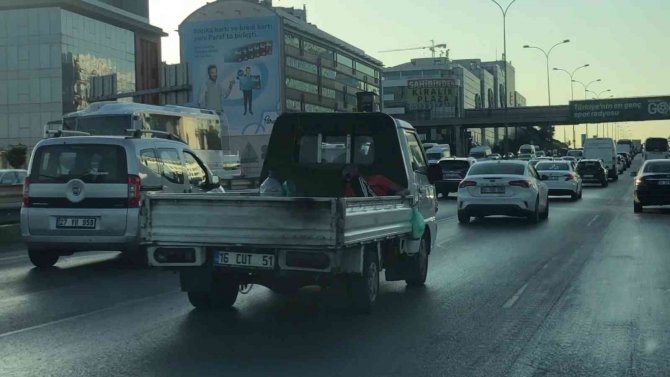 Maltepe’de Güneş Gözlüğünü Taktı, Kamyonet Kasasında Uyuyarak Yolculuk Yaptı