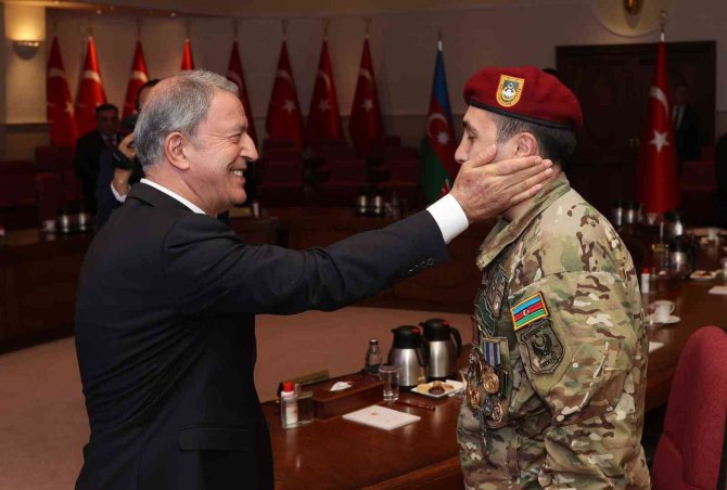 Bakan Akar, Tek Vatan Harekatı’nda Gazi Olan Azerbaycan Türkü Askerleriyle Bir Araya Geldi