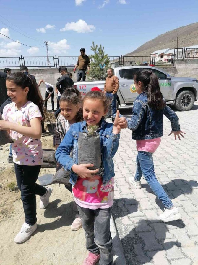 Minik Öğrenciler Fidanları Toprakla Buluşturdu