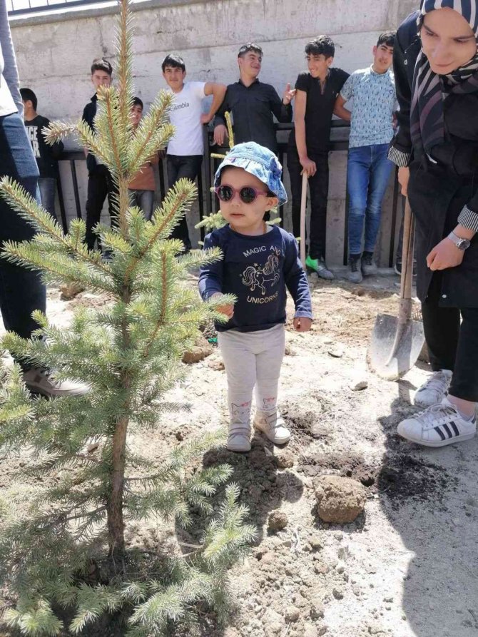Minik Öğrenciler Fidanları Toprakla Buluşturdu