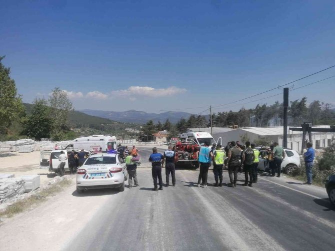Araçlarında Sıkışan Sürücüleri İtfaiye Ekipleri Kurtardı