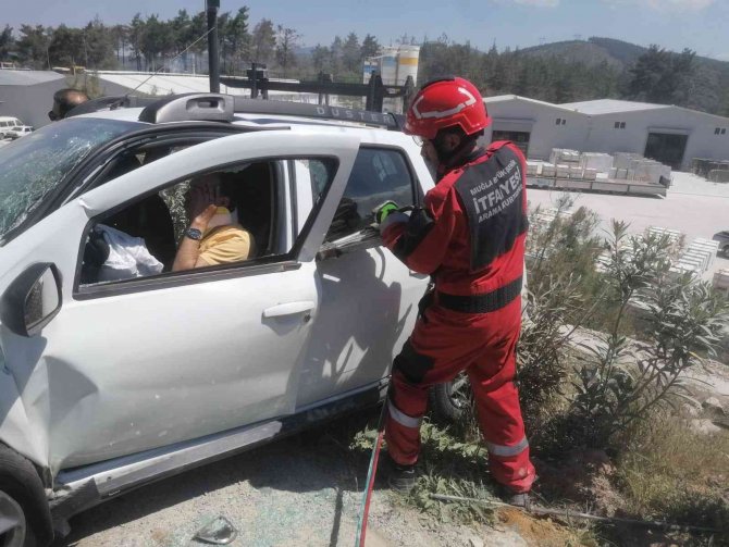 Araçlarında Sıkışan Sürücüleri İtfaiye Ekipleri Kurtardı