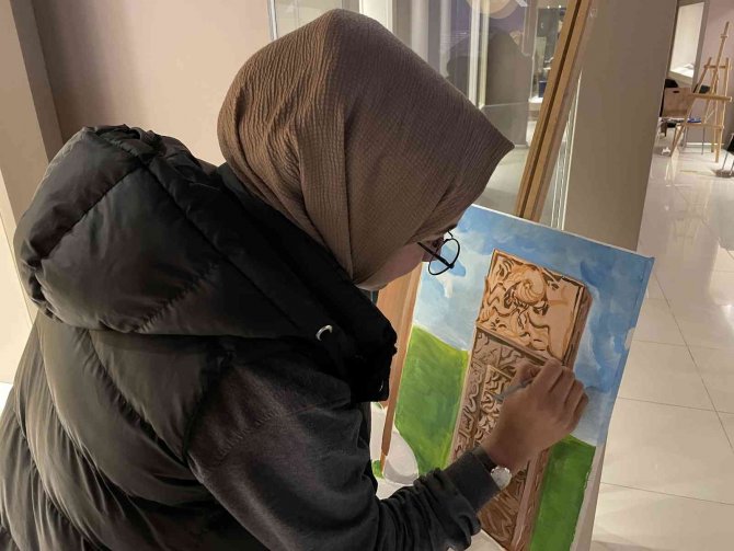 Lise Öğrencileri Müzedeki Tarihi Eserleri Ve Mezar Taşlarını Resmetti