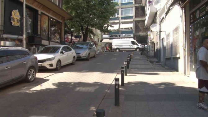 Kadıköy’de Kavga Ettiği Çekçekçiye Bıçak Ve Çekiçle Saldırdı