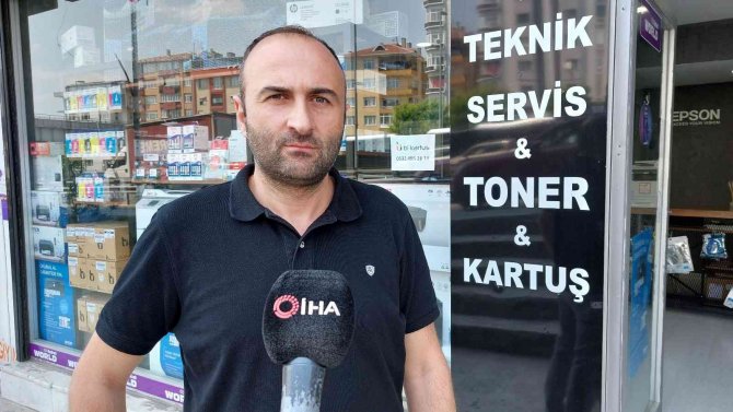 Araçtan Kopan Lastiğe Elleriyle Müdahale Etti