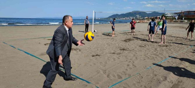 Ünye’de Manyetik Kumda Voleybol Turnuvası