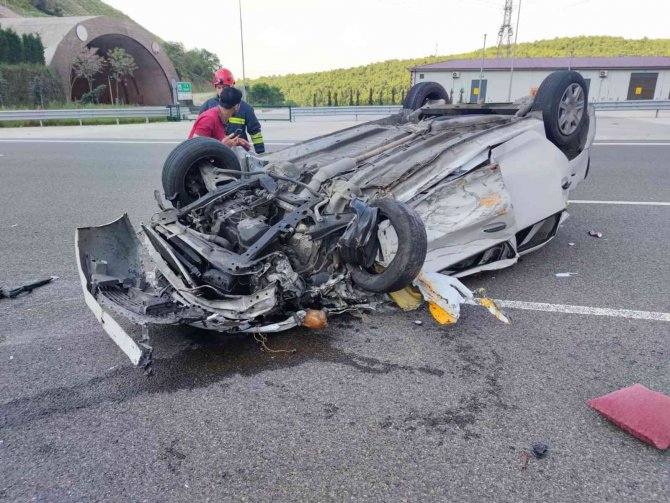 Otomobil, Römorklu Yol Bakım Aracına Çarpıp Takla Attı: 6 Yaralı