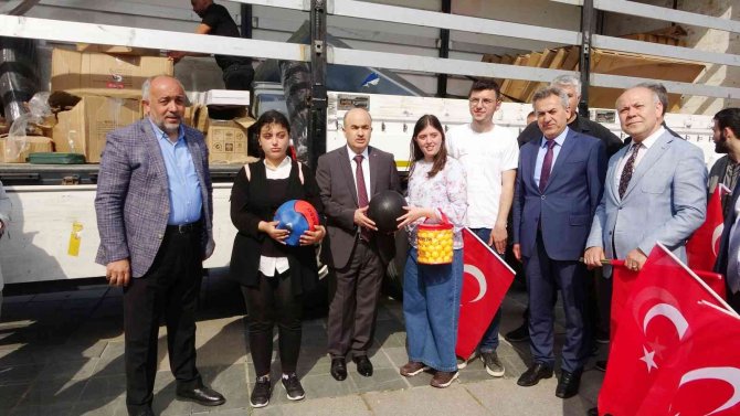 Yardım Tırı Türk Bayraklarıyla Karşılandı