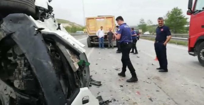 Pendik’te Sabiha Gökçen Bağlantı Yolunda 2 Araç Birbirine Girdi: 2 Yaralı