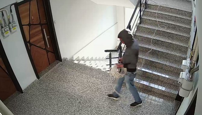 İ̇şletmenin Havalandırma Kablolarını Elini Kolunu Sallaya Sallaya Çaldı