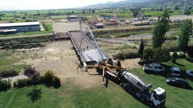 Salihli’de Gümüşçayına Yapılan 2. Köprüde Son Aşamaya Gelindi
