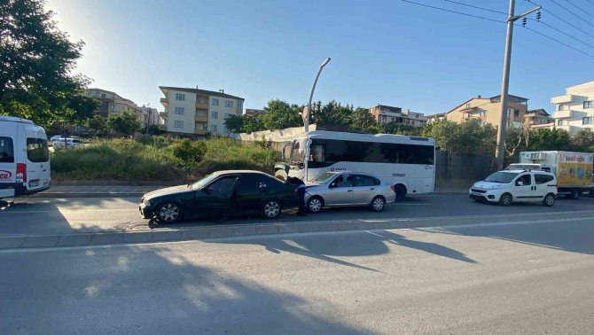 İ̇ki Otomobil Çarpıştı, Anne Ve Çocuğu Yaralandı