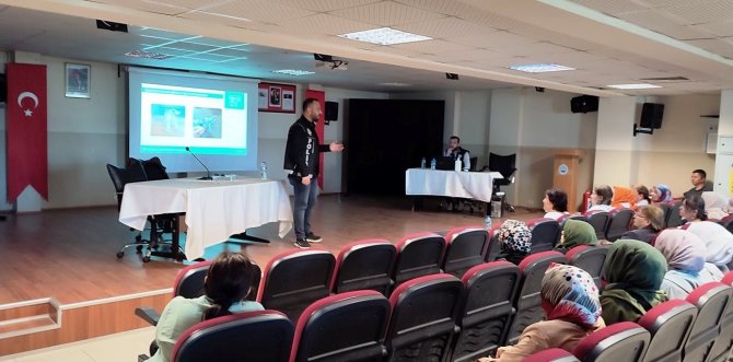 Simav’da Kursiyerlere, "En İ̇yi Narkotik Polisi Anne" Semineri