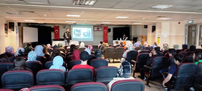 Simav’da Kursiyerlere, "En İ̇yi Narkotik Polisi Anne" Semineri