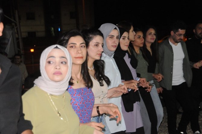 Cizre’de Sağlık Çalışanları Halay Çekip Stres Attı