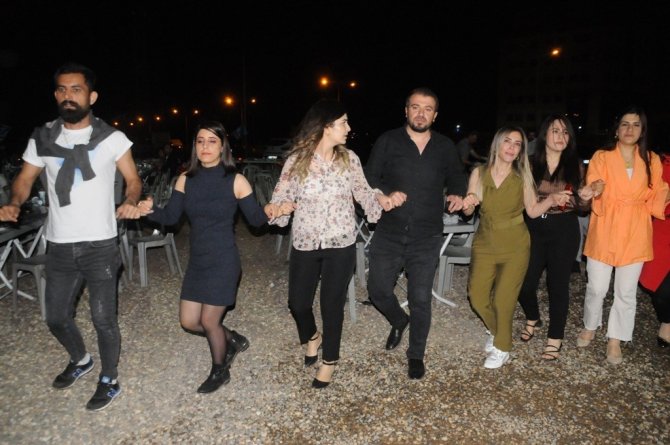 Cizre’de Sağlık Çalışanları Halay Çekip Stres Attı