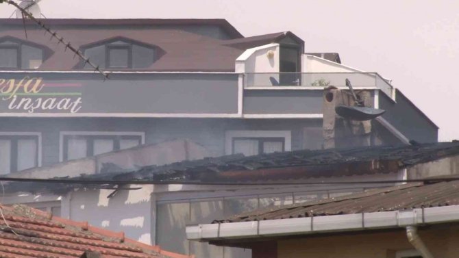 Sultanbeyli’de 5 Katlı Binanın Çatısı Alevlere Teslim Oldu