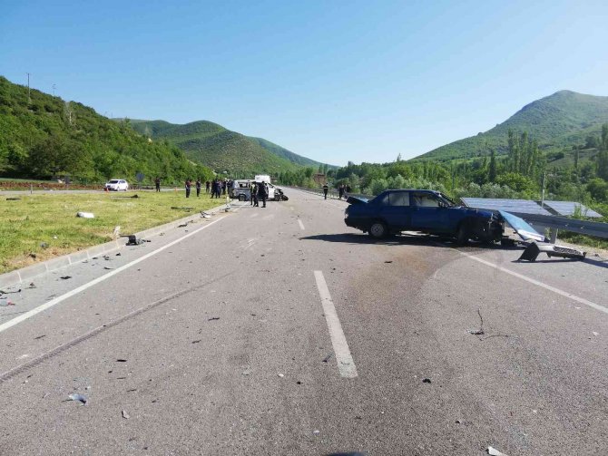 Tokat’ta Kavşakta İki Araç Çarpıştı: 2 Kişi Öldü 12 Kişinin Yaralandı