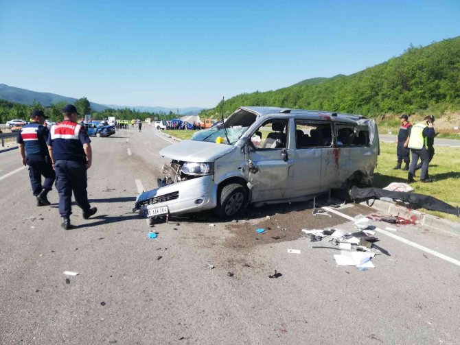 Tokat’ta Kavşakta İki Araç Çarpıştı: 2 Kişi Öldü 12 Kişinin Yaralandı
