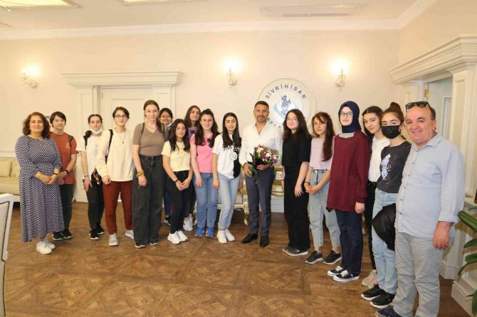 Liseli Öğrenciler Kilim Müzesi İle Şampiyonaya Gitmeye Hak Kazandı