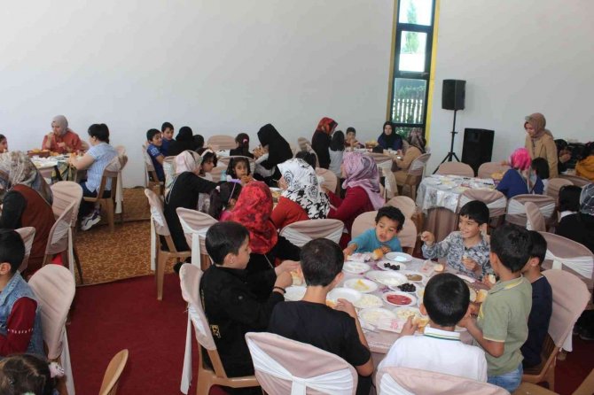 Türk Ve Suriyeli Çocuklar Yemekte Bir Araya Geldi