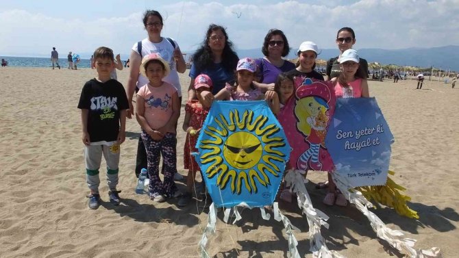 Balıkesir’de Uçurma Şenliğinde Çocuklarla Anne Ve Babalarda Eğlendi