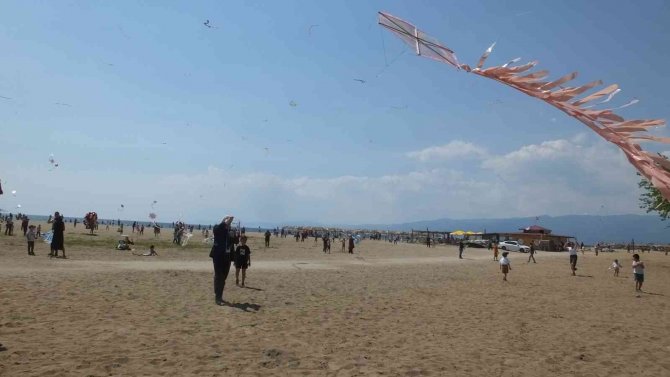 Balıkesir’de Uçurma Şenliğinde Çocuklarla Anne Ve Babalarda Eğlendi