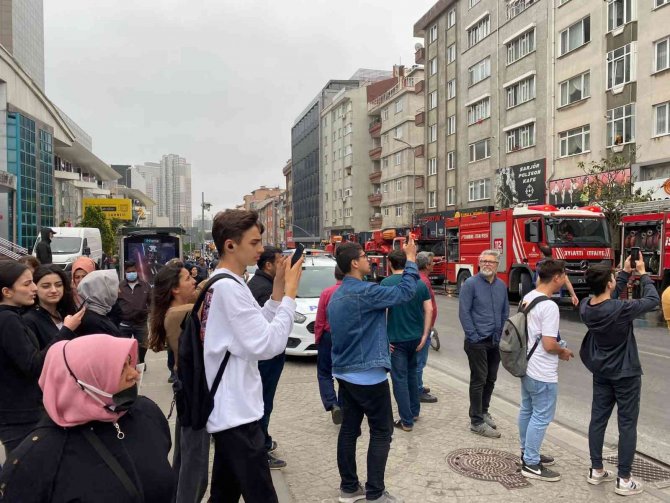 Ümraniye’de Mobilya Atölyesinde Yangın: Vatandaşlar Sokağa Döküldü