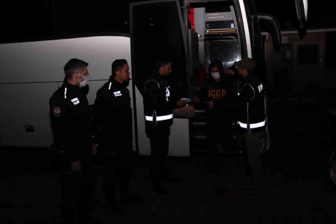 Erciş’te 2 Otobüsün Gizli Bölmelerinde 47 Düzensiz Göçmen Yakalandı
