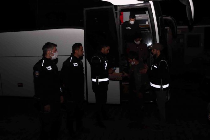 Erciş’te 2 Otobüsün Gizli Bölmelerinde 47 Düzensiz Göçmen Yakalandı