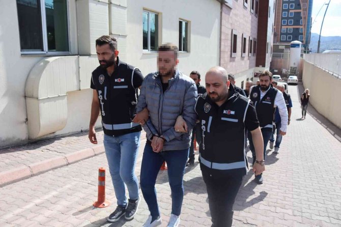 Baba Ve Oğullarından 100 Milyon Tl’lik Vurgun