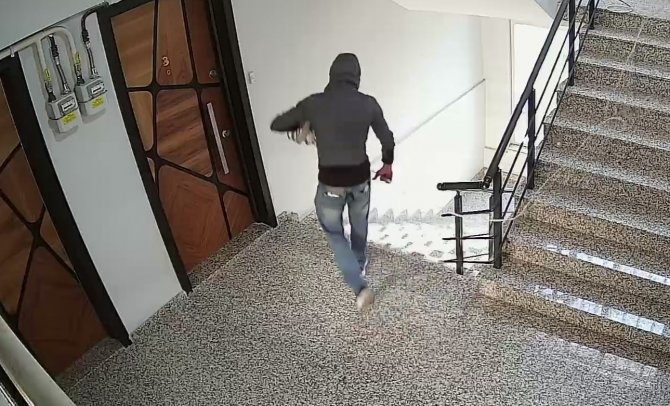 İ̇şletmenin Havalandırma Kablolarını Elini Kolunu Sallaya Sallaya Çaldı