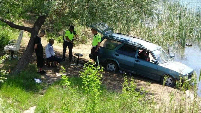 Çamura Saplanan Araçtaki Alkollü Şahıs Polise Drift Maceralarını Anlattı