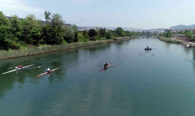 Bin 800 Metre Parkuru Bulunan Gülüç Irmağı’nda İlk Kürek Yarışları Yapıldı