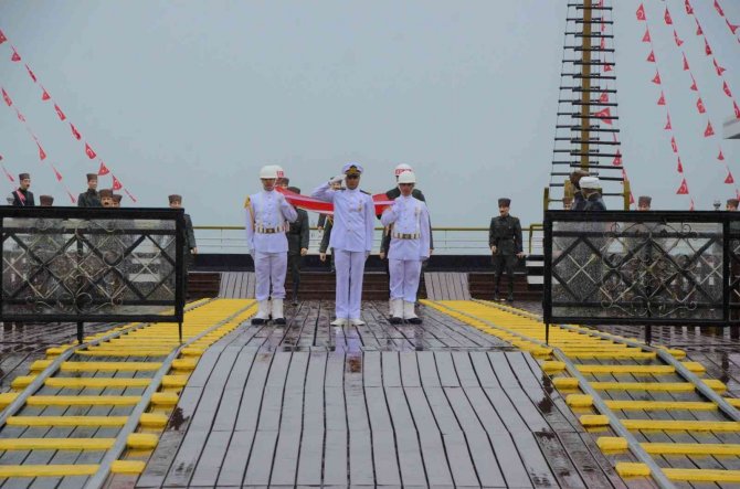 Atatürk’ü Temsil Den Bayrak Karaya Çıkartıldı